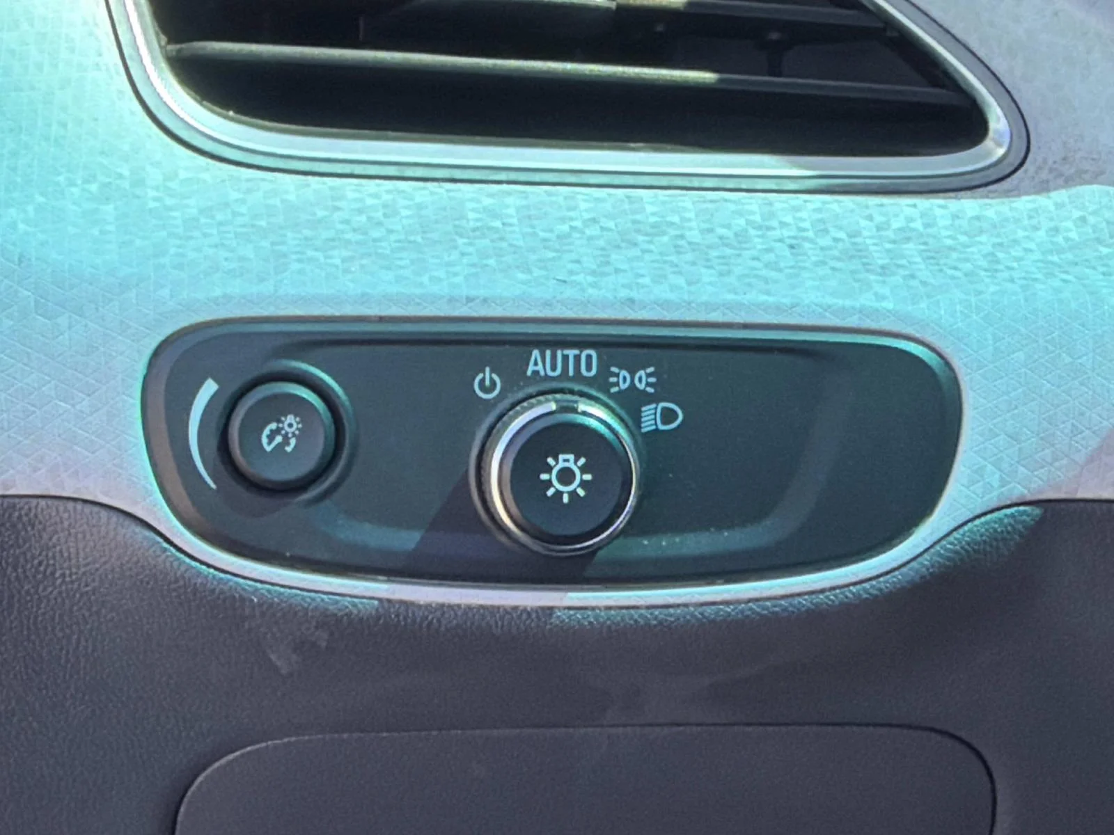 Used 2021 KINETIC BLUE ME Chevrolet 5dr Wgn LT image 16