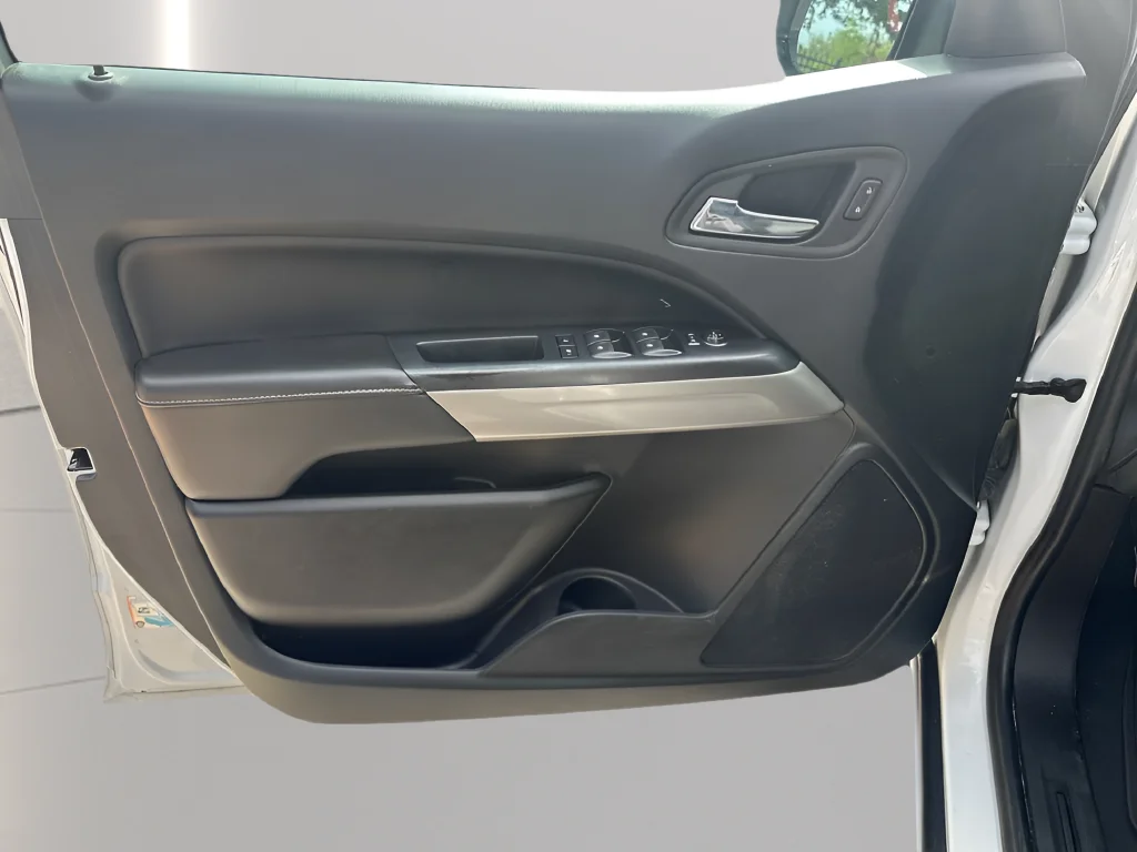 Used 2022 White GMC Elevation image 19