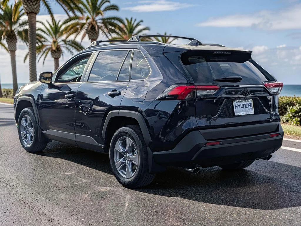 2025 Toyota RAV4 XLE - Photo 7