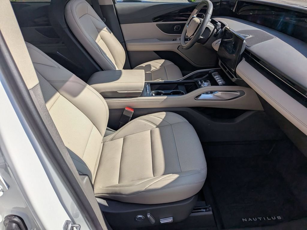 Used 2025 White Lincoln Premiere image 21