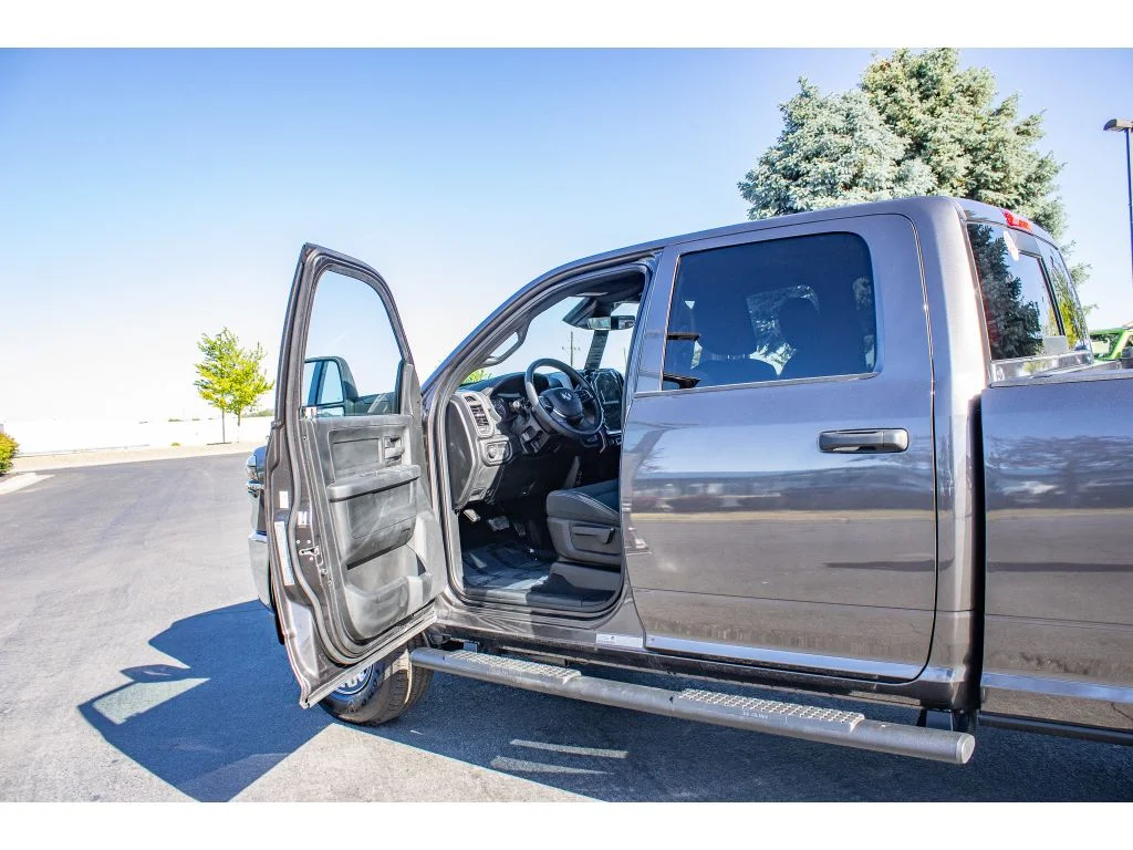 New 2026 Granite Crystal Metallic Clearcoat Ram Tradesman image 25