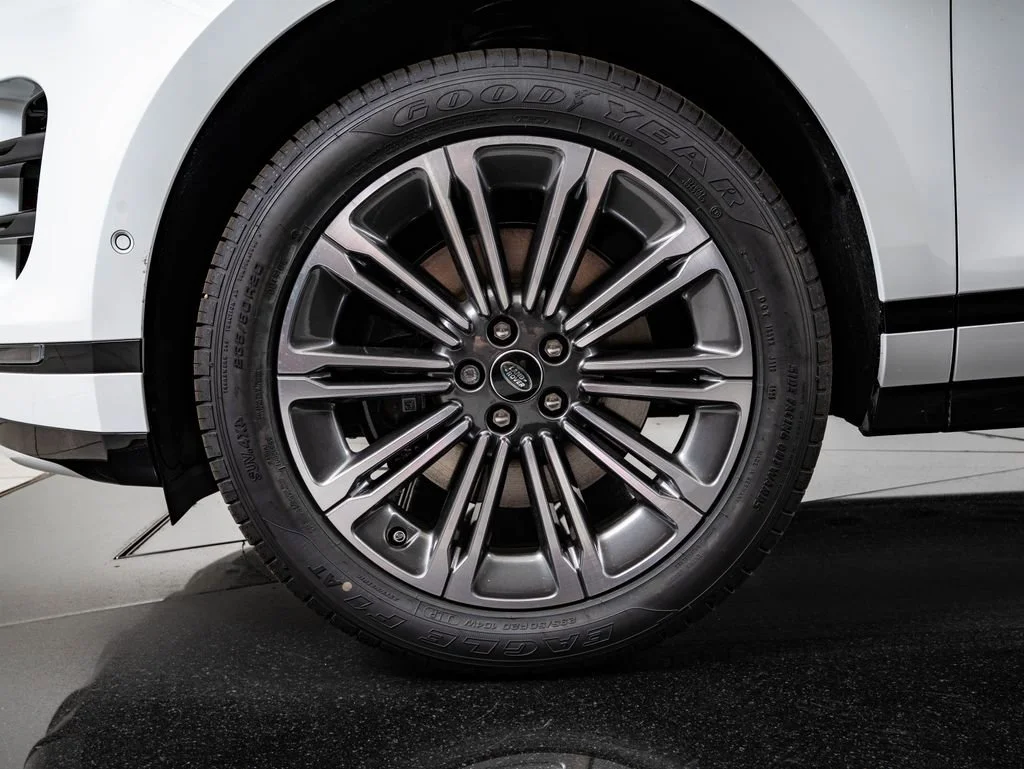 New 2026 Fuji White Land Rover Dynamic image 13