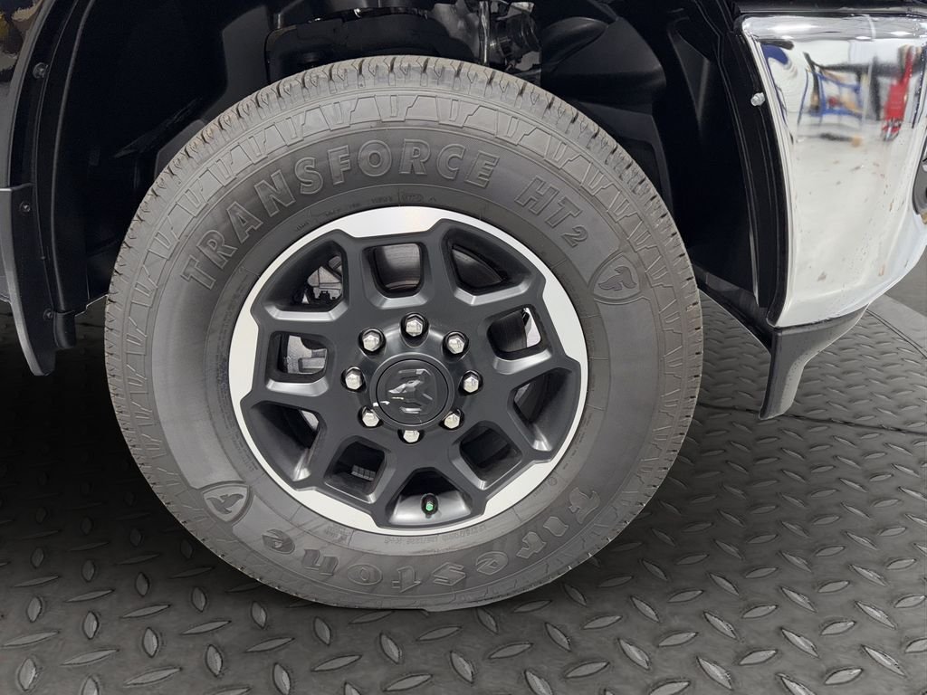 New 2025 Diamond Black Crystal Pearl-Coat Exterior Paint RAM Laramie image 14