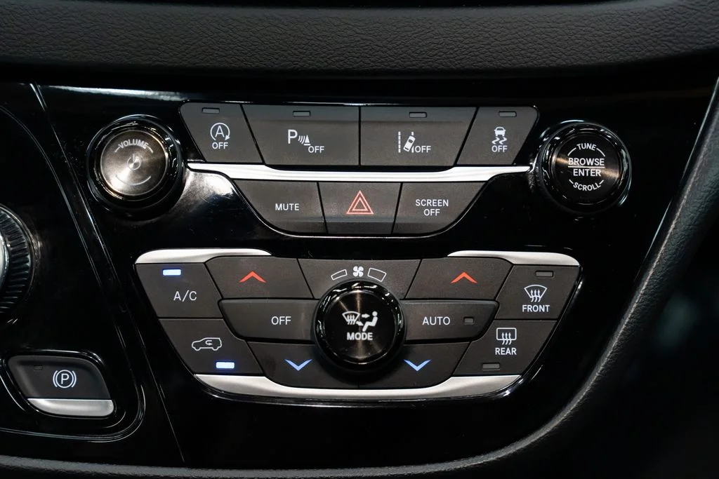 Used 2025 White Chrysler Select image 13