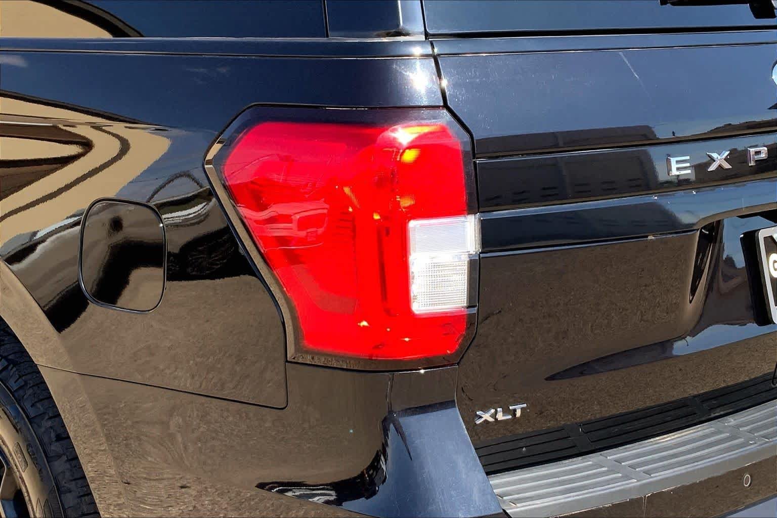 Used 2011 White Diamond Tricoat Chevrolet LTZ image 28