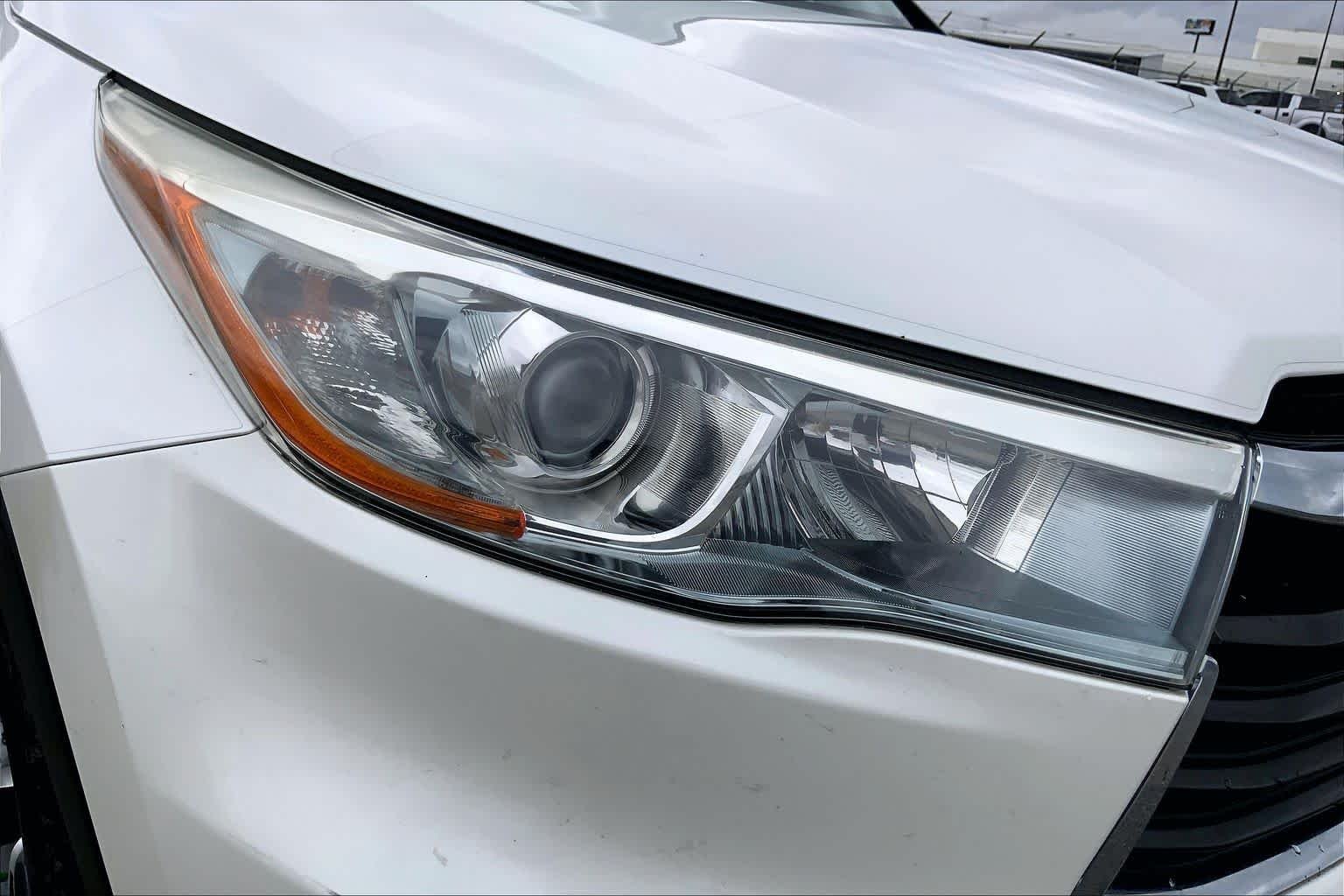 Used 2016 Blizzard Pearl Toyota XLE image 27