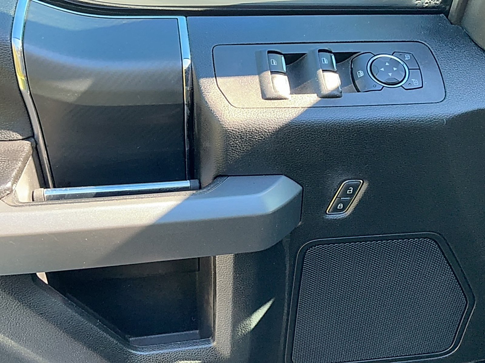 Used 2018 Magnetic Metallic Ford XLT image 9