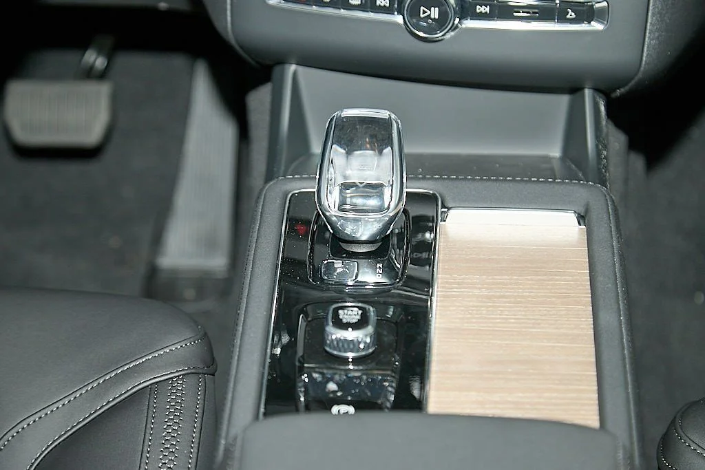 New 2026 Crystal White Volvo Plus image 29