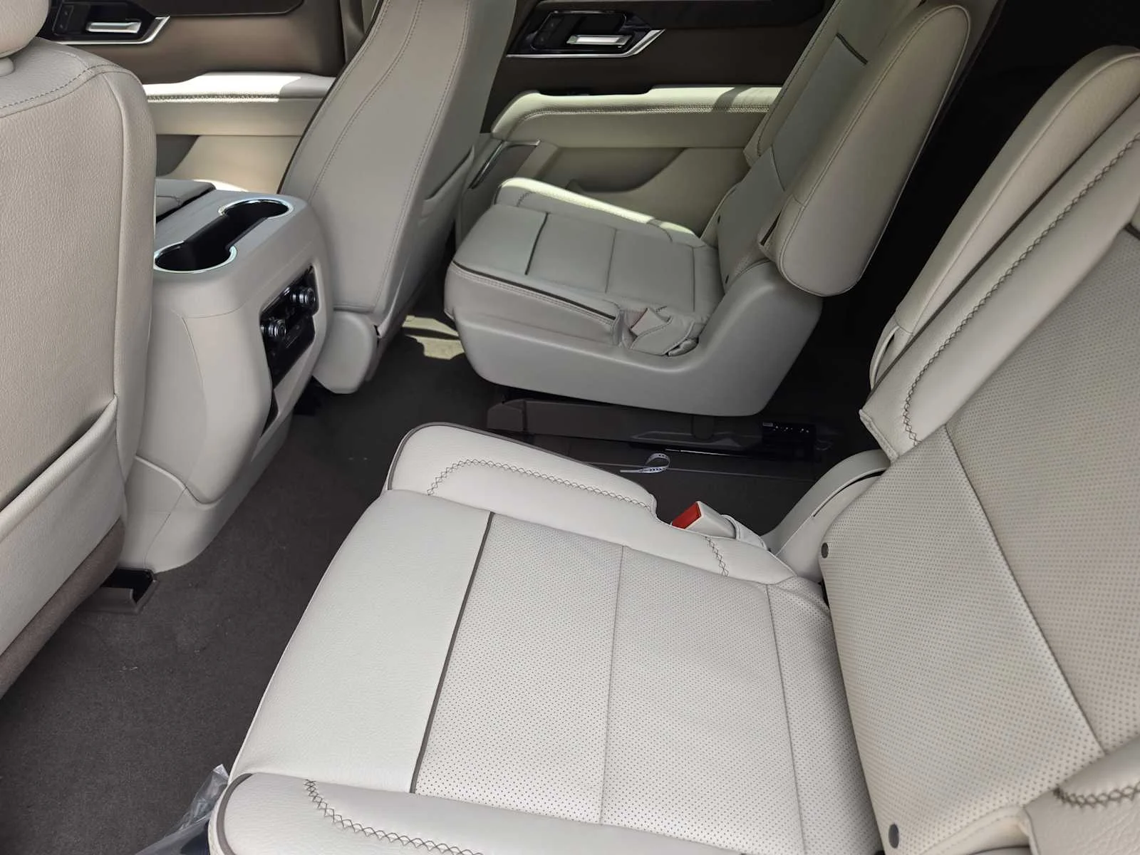2026 GMC Yukon XL Denali - Photo 18