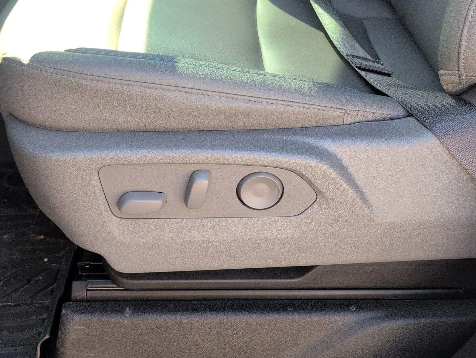 Used 2025 Summit White Chevrolet RST image 16