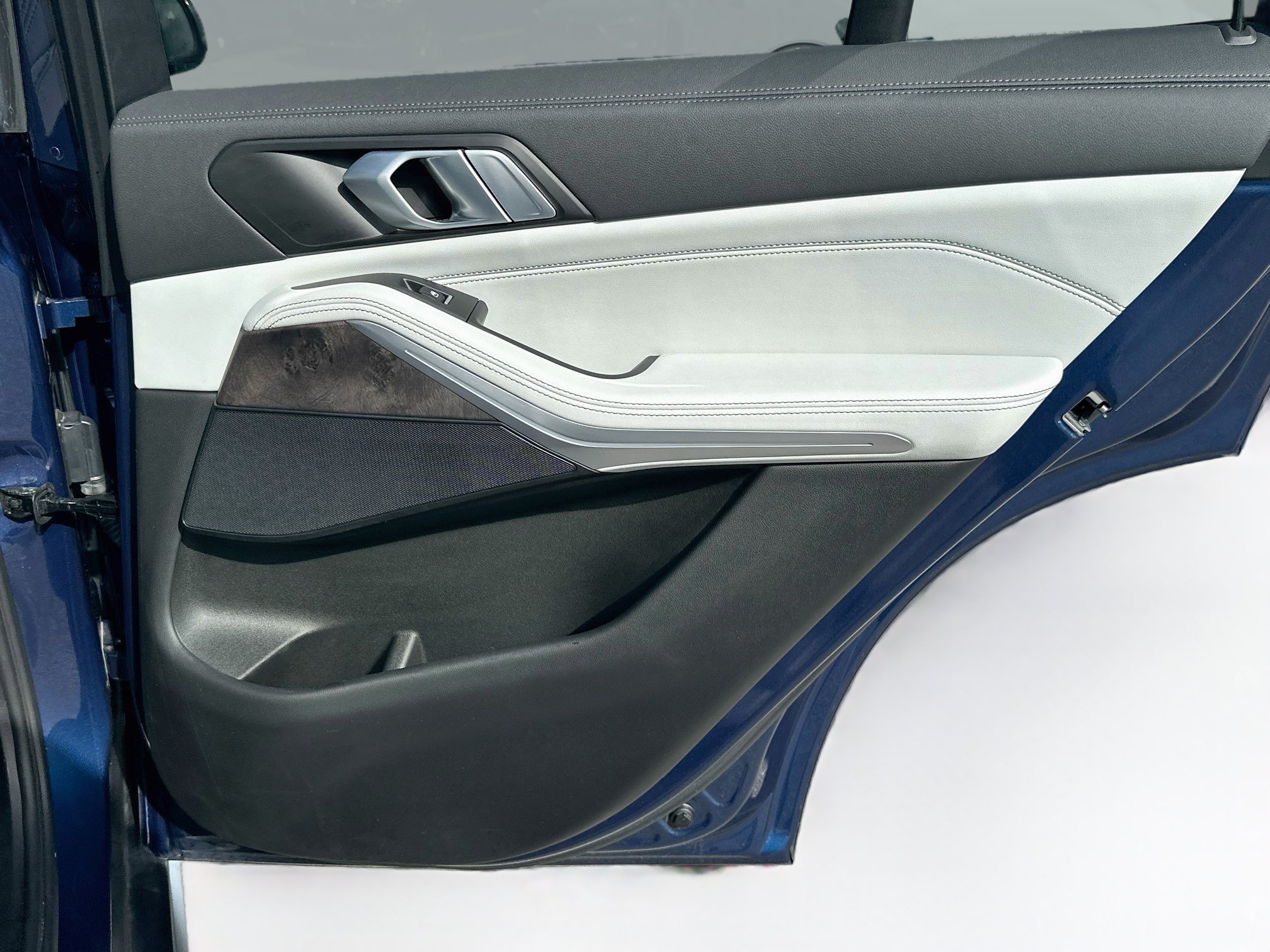 Used 2023 Phytonic Blue Metallic BMW xDrive40i image 33