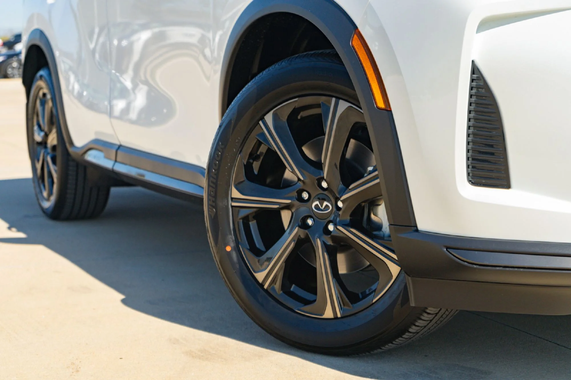 New 2027 2T RAD WHT INFINITI Autograph AWD image 2