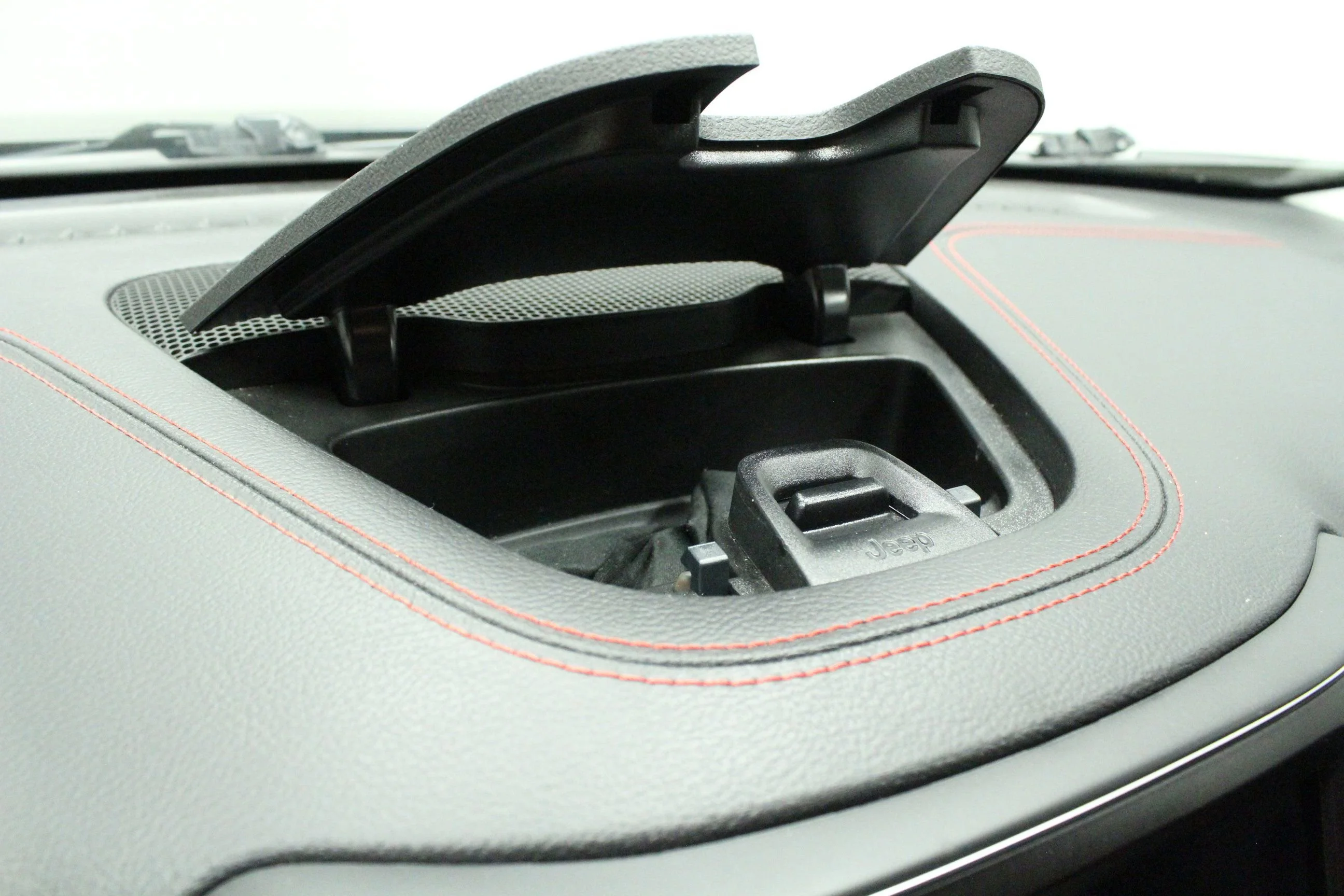 Used 2022 Diamond Black Crystal Pearlcoat Jeep Trailhawk image 25