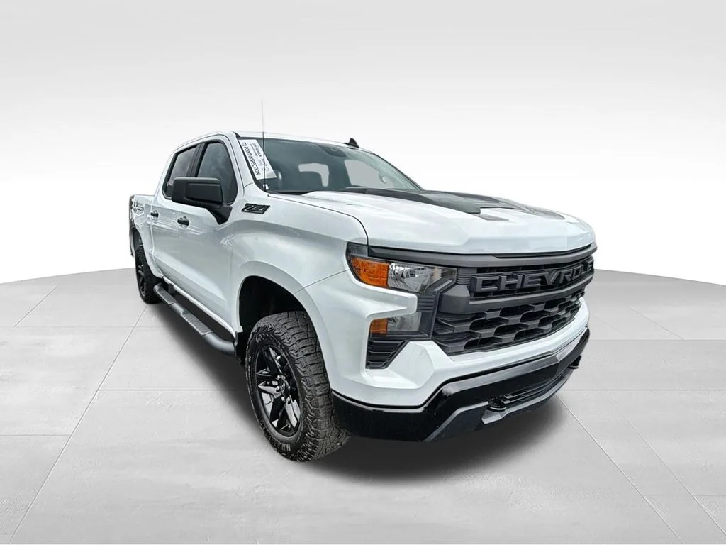 Used 2025 White Chevrolet Custom Trail Boss image 3