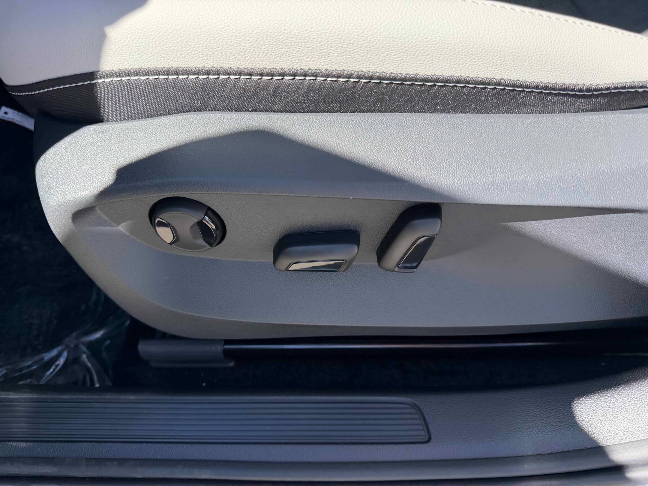 New 2026 Pure White Volkswagen SE image 15