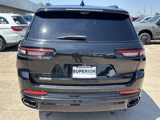 Used 2023 Black Jeep Summit image 4