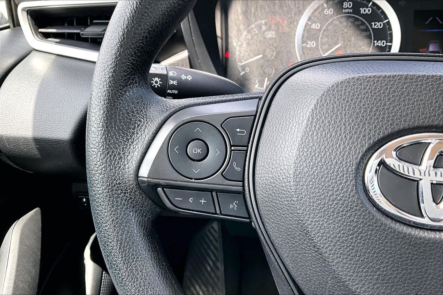Used 2022 White Toyota LE image 23