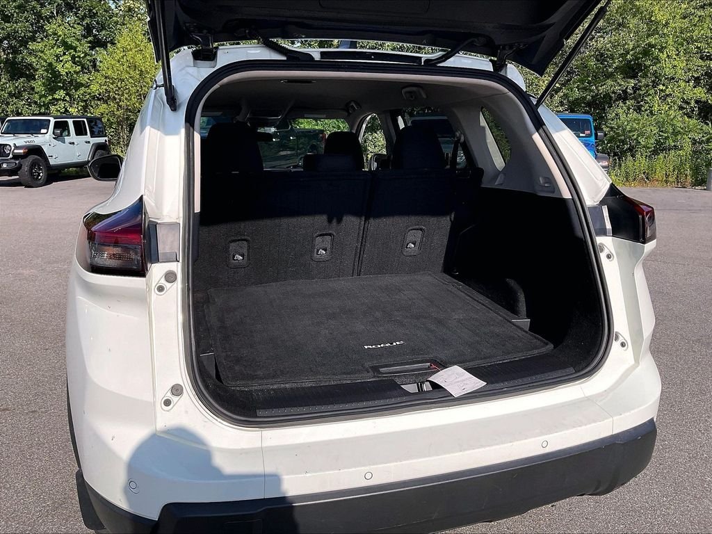 Used 2024 Glacier White Nissan S image 32