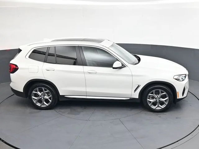 Used 2024  BMW xDrive30i image 23