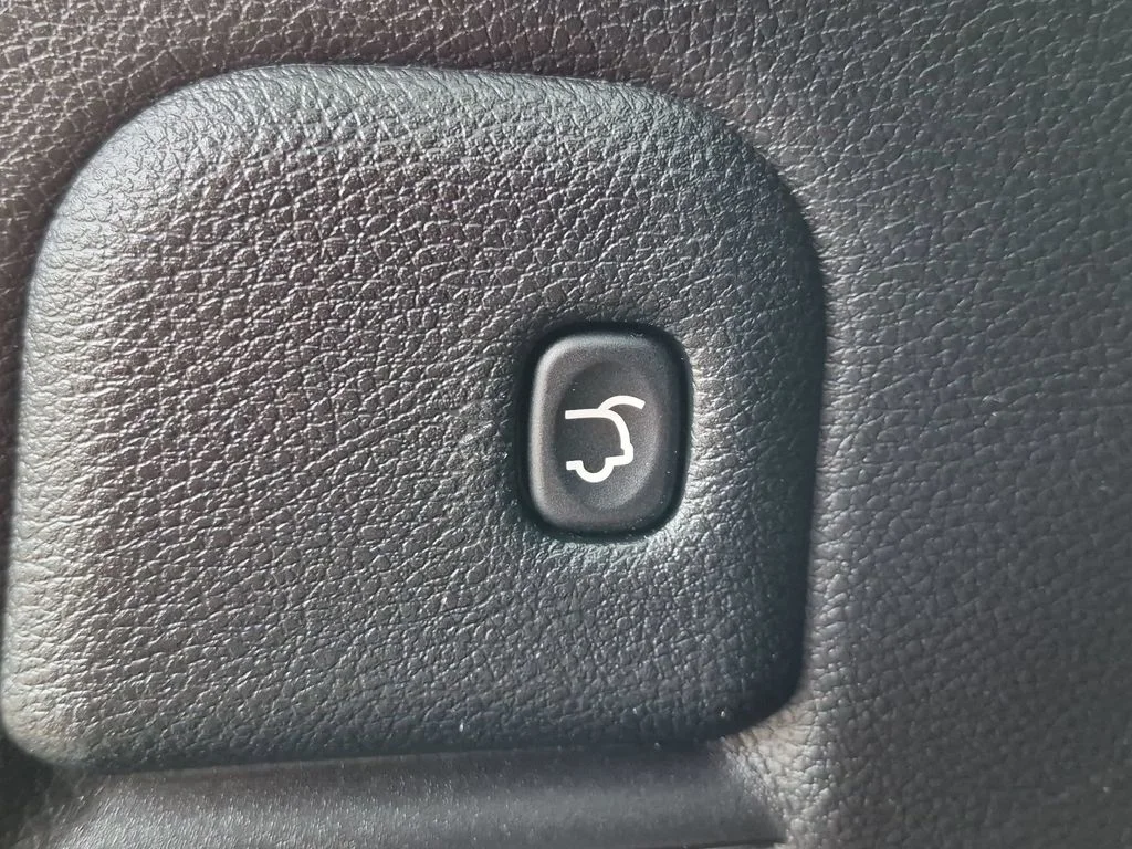 Used 2021 White Jeep Laredo X image 8