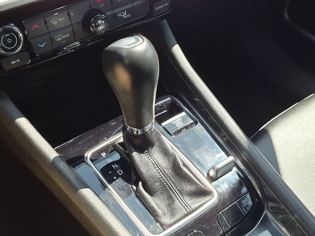 Used 2023 Silver Jeep Latitude image 13