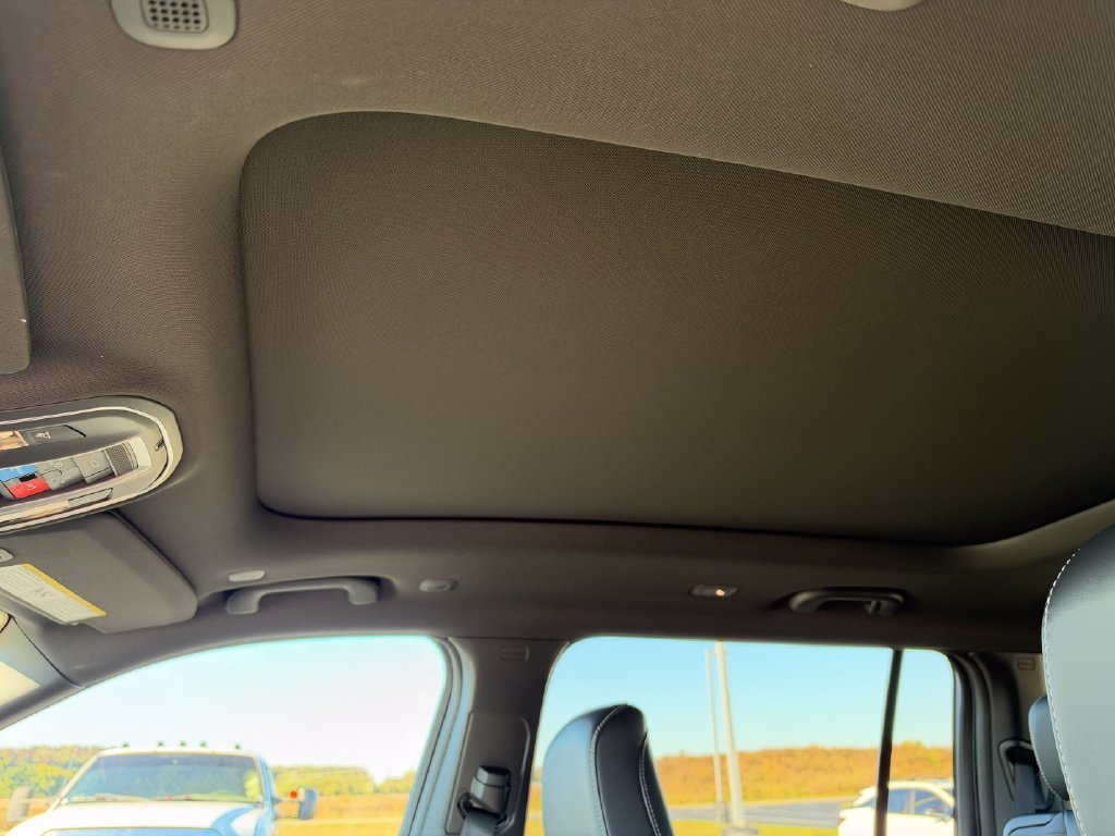 New 2027 White/off-white Jeep Limited image 19