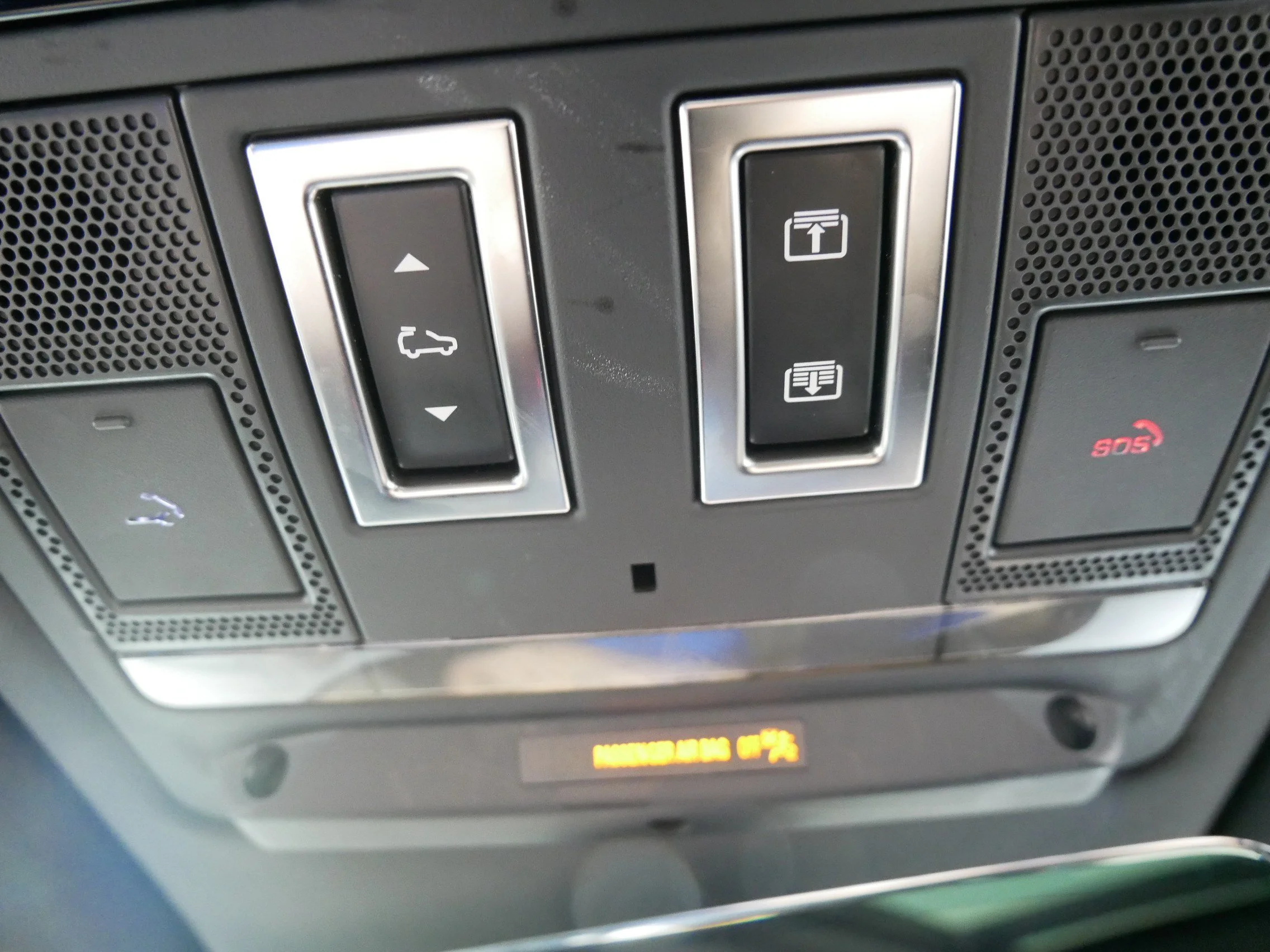 Used 2024 BRONZE Land Rover X-Dynamic SE image 32