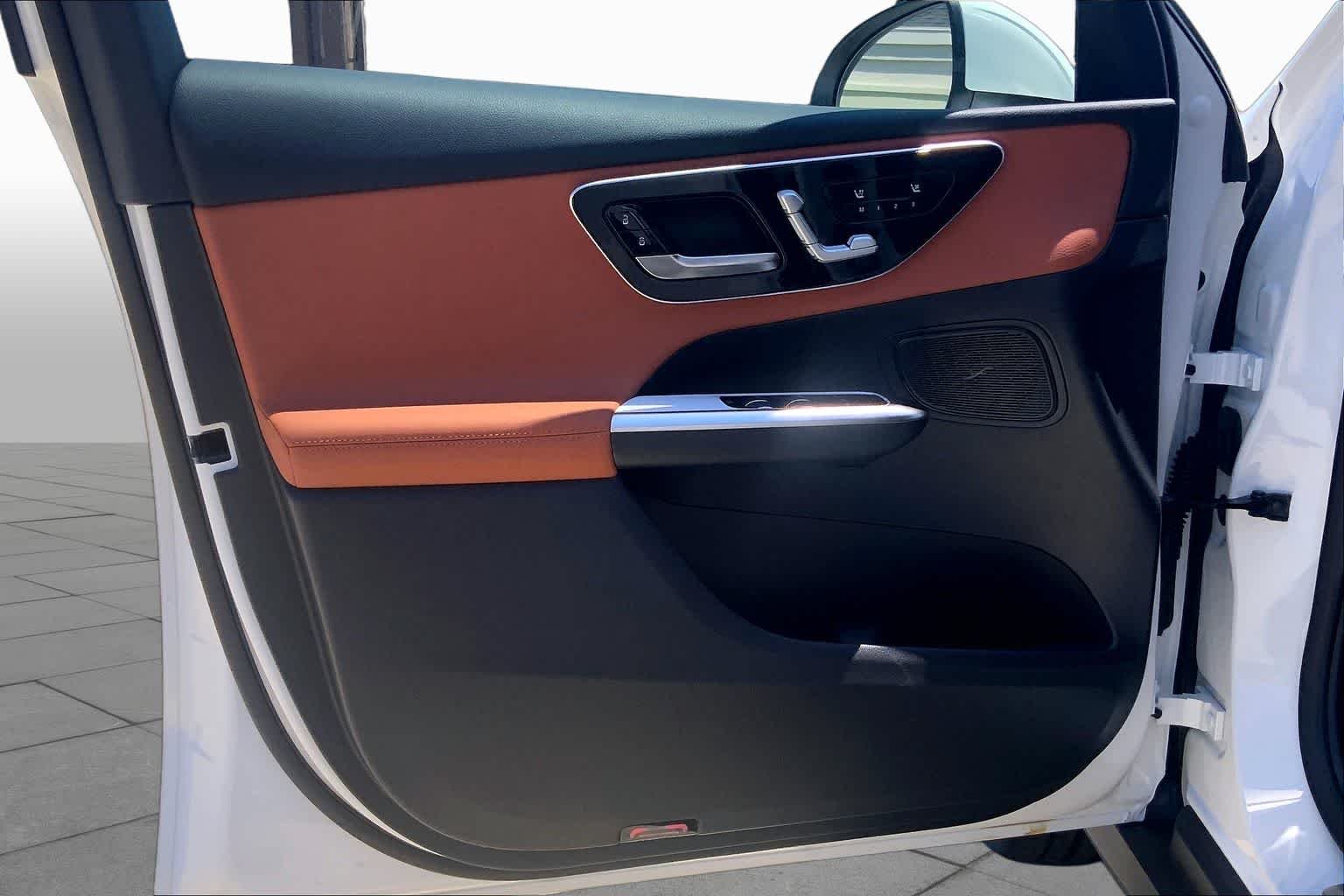 New 2026 Polar White Mercedes-Benz GLC 300 image 10