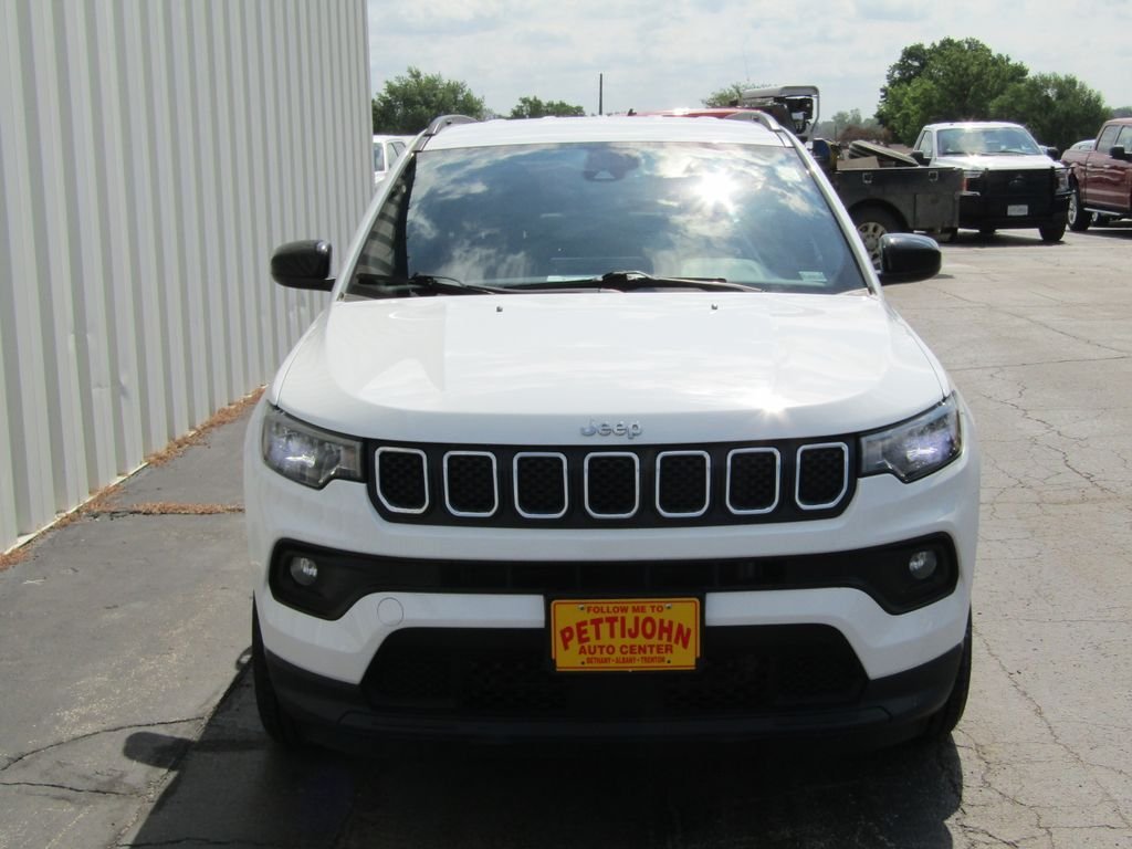 Used 2024 White Jeep Latitude image 8