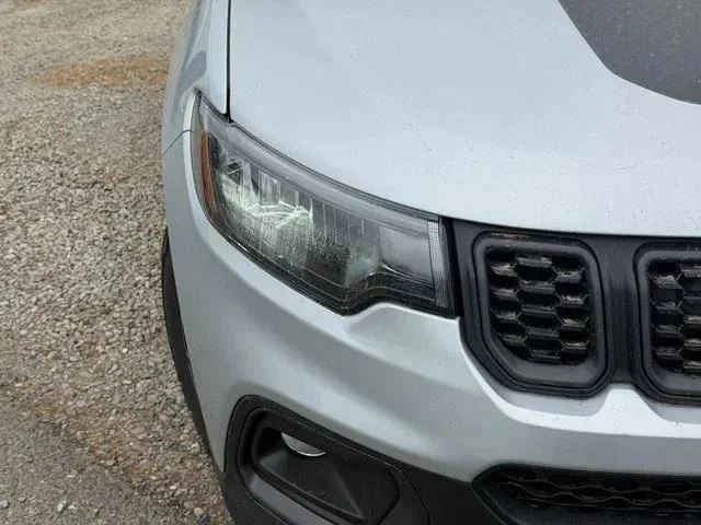 New 2026 Silver Zynith Metallic Clear-Coat Exterior Paint Jeep Trailhawk image 5