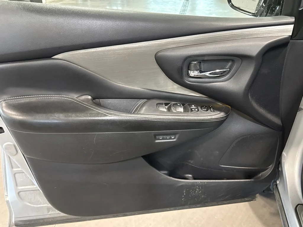 Used 2015 Silver Nissan SL image 8