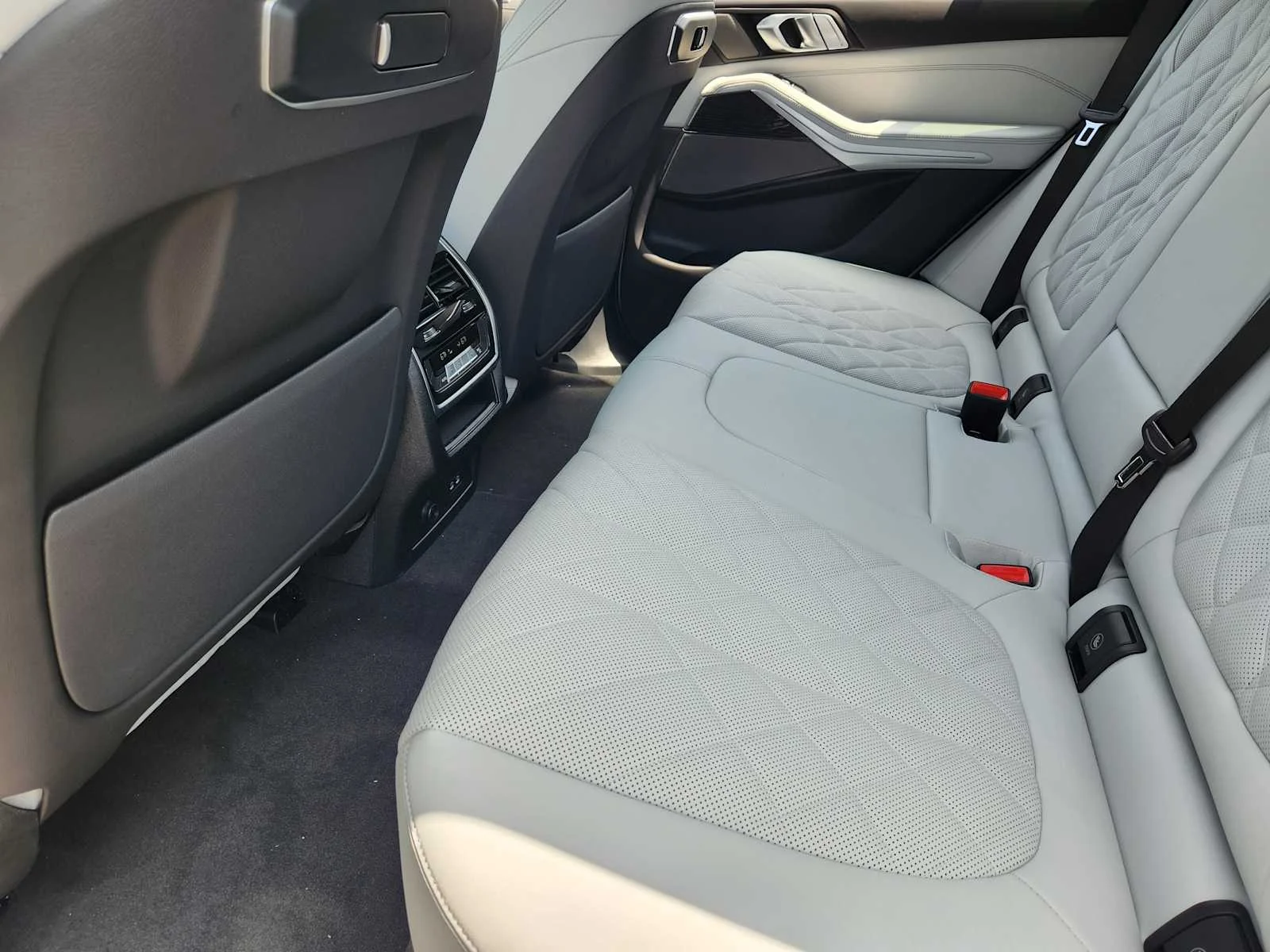 New 2026 Mineral White Metallic BMW sDrive40i image 7