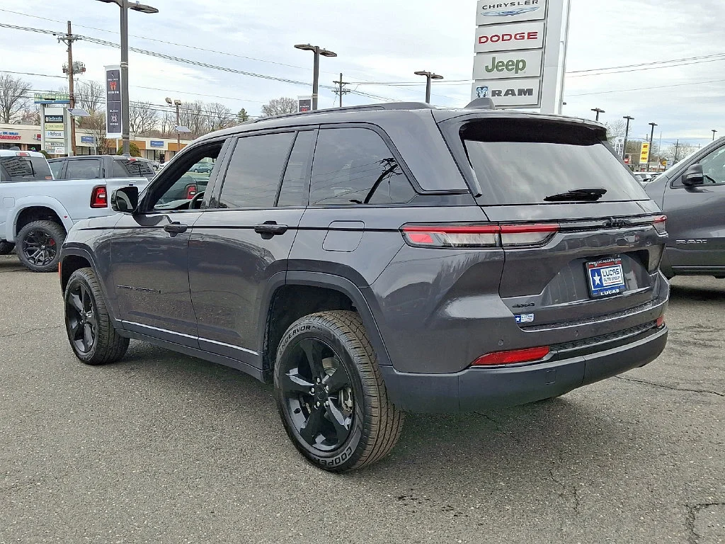 Used 2023 Baltic Gray Metallic Clearcoat Jeep Altitude image 8