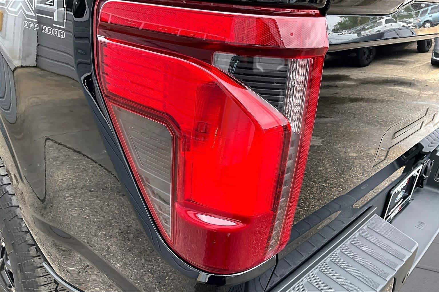 Used 2025 Agate Black Metallic Ford XLT image 28