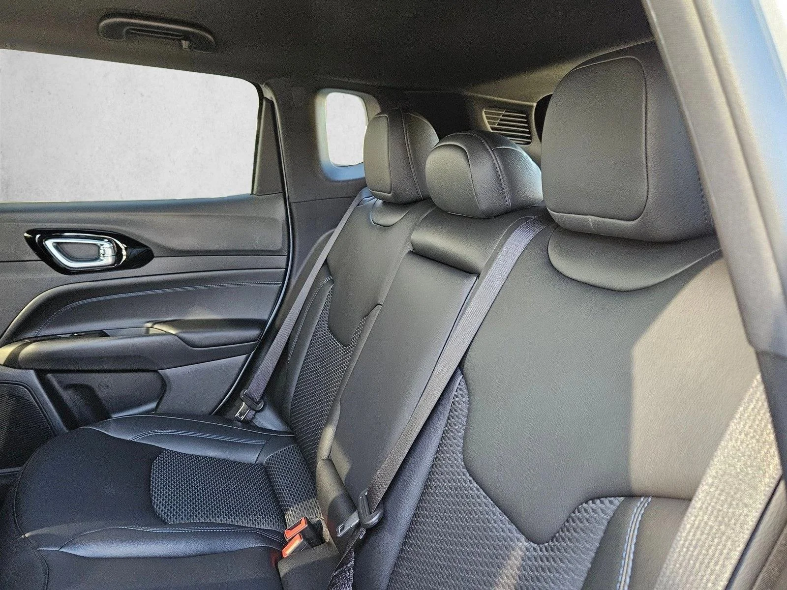 New 2026 Silver Zynith Metallic Clear-Coat Exterior Paint Jeep Latitude Altitude image 14