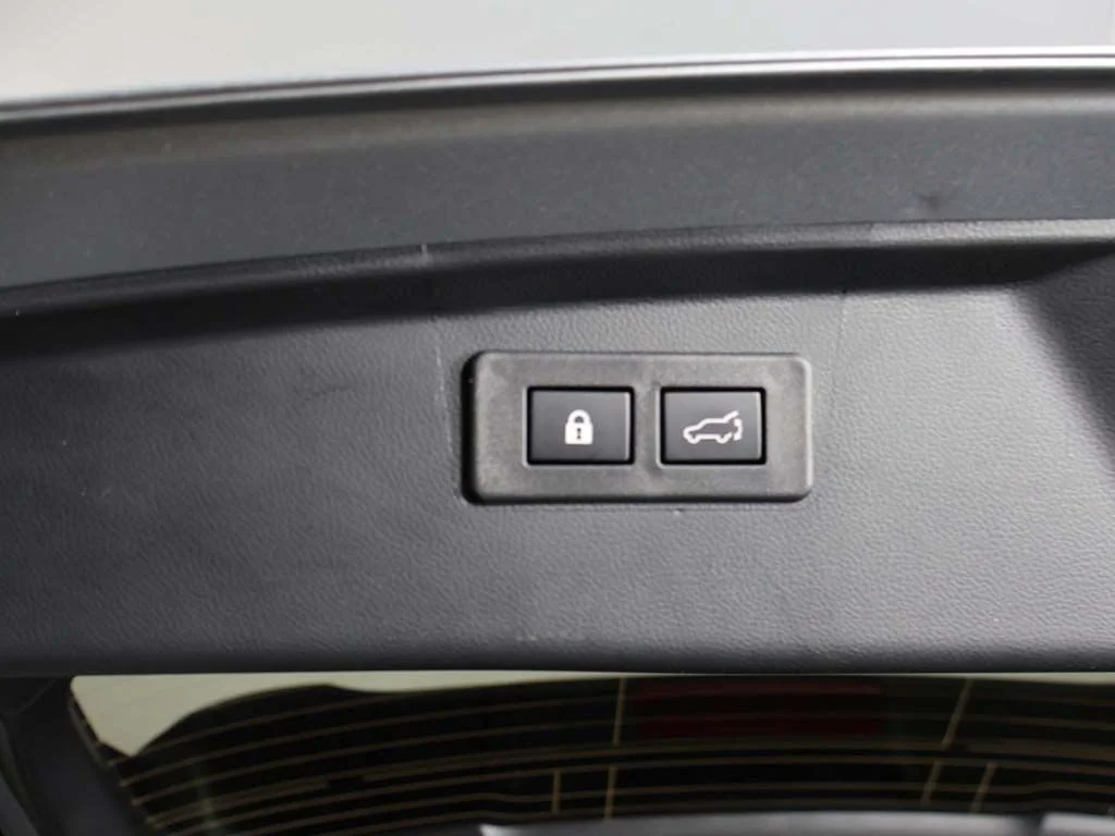 Used 2025 Ice Silver Metallic Subaru Premium image 17