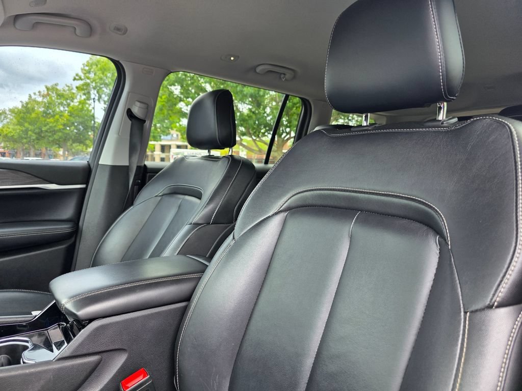 Used 2023  Jeep Limited image 12