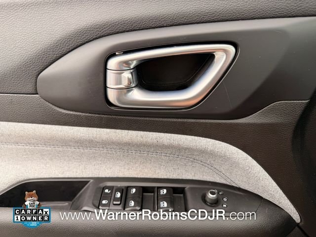 Used 2024 White Jeep Latitude image 29