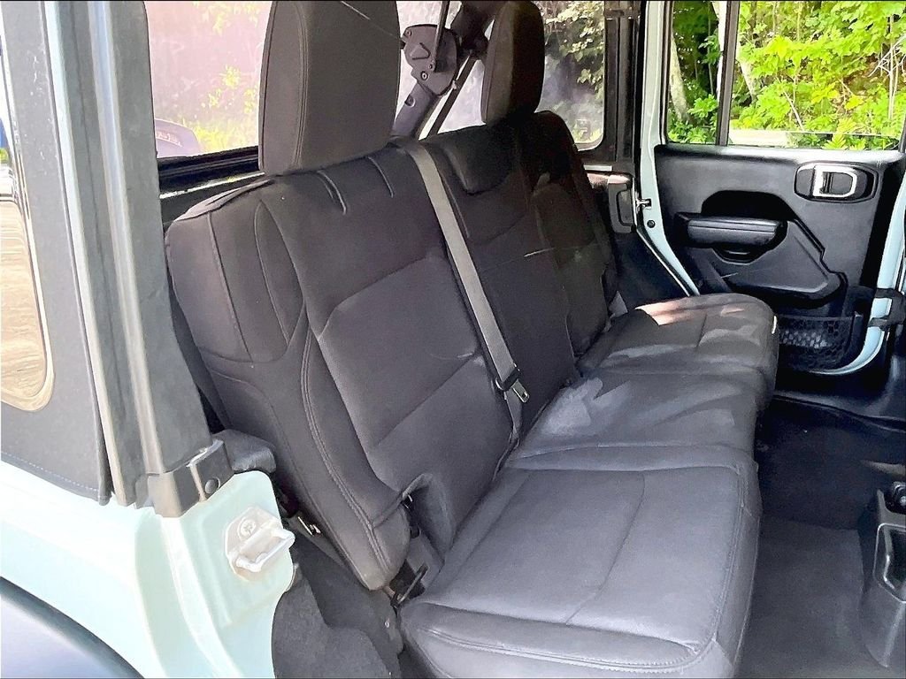 Used 2023 Earl Clearcoat Jeep Sport S image 16
