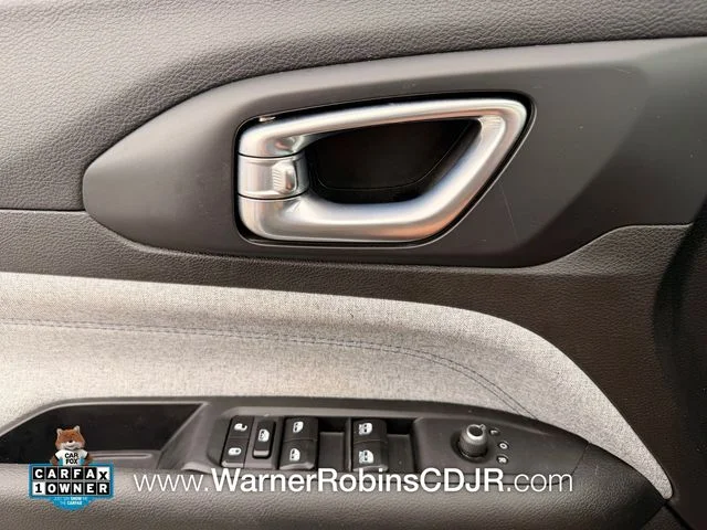 Used 2024 White Jeep Latitude image 29
