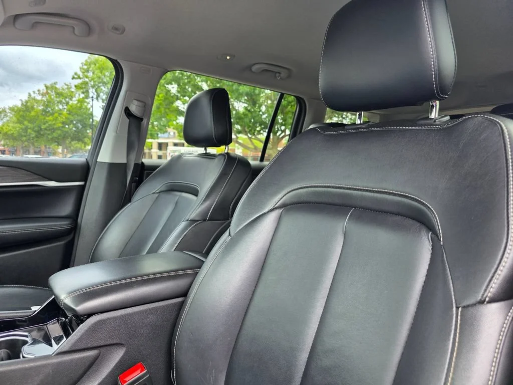 Used 2023  Jeep Limited image 12