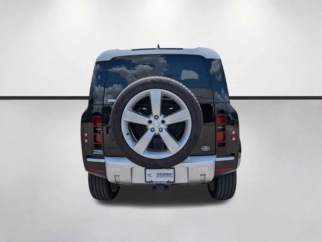 Used 2023 Santorini Black Metallic Land Rover SE image 4