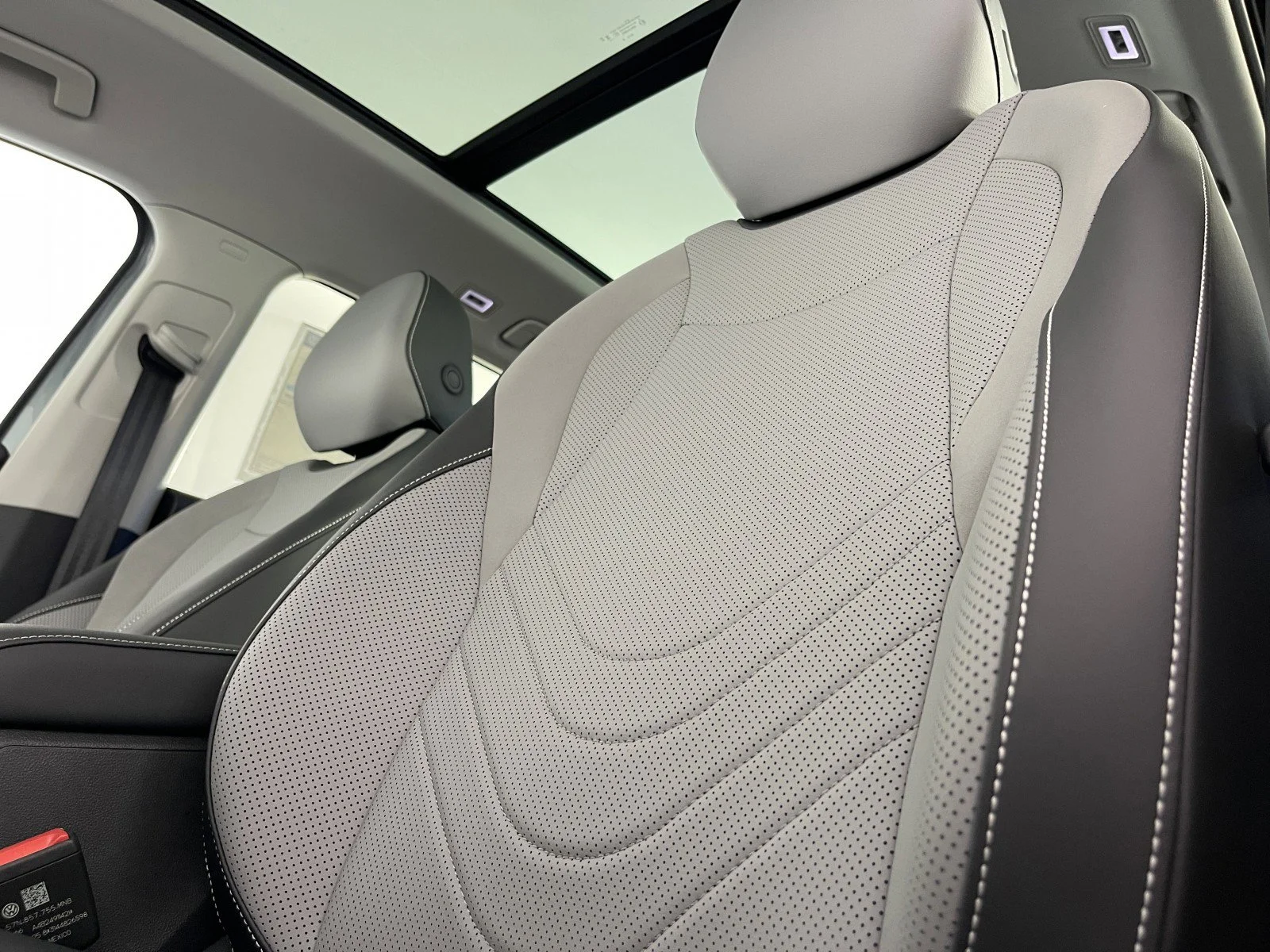 2025 Volkswagen Tiguan SE - Photo 22