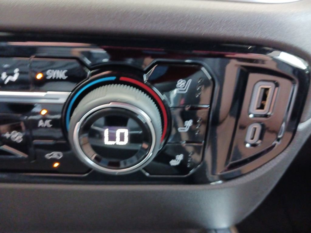 Used 2024 White Chevrolet High Country image 27