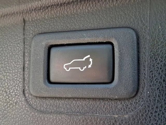 Used 2018 White Subaru 3.6R Touring image 31