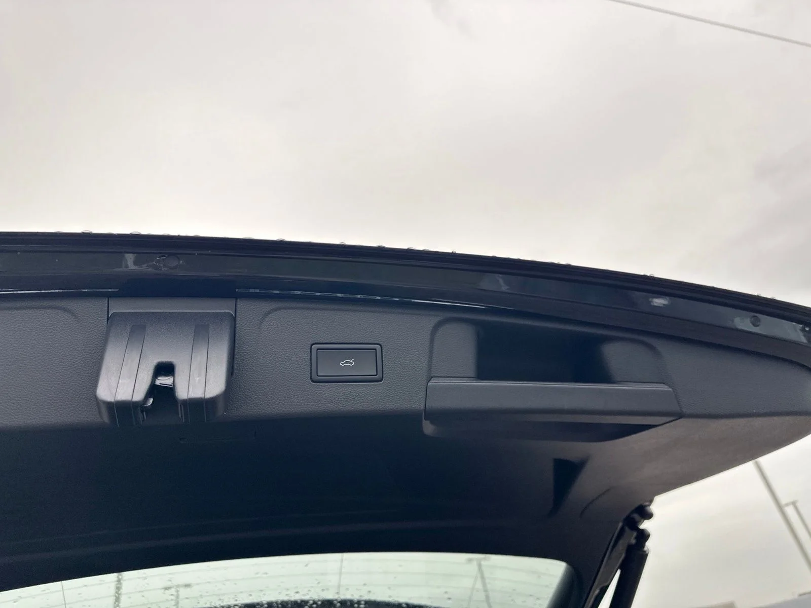New 2026 Black Volkswagen 2.0T SE w/Technology image 31
