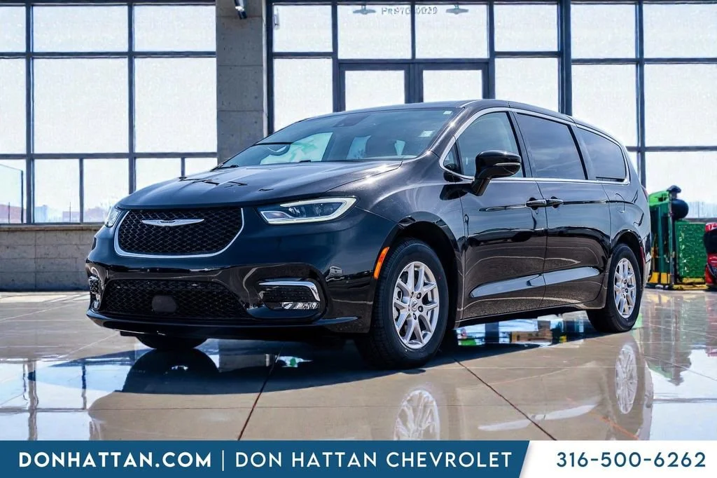 2024 Chrysler Pacifica Touring L's photo
