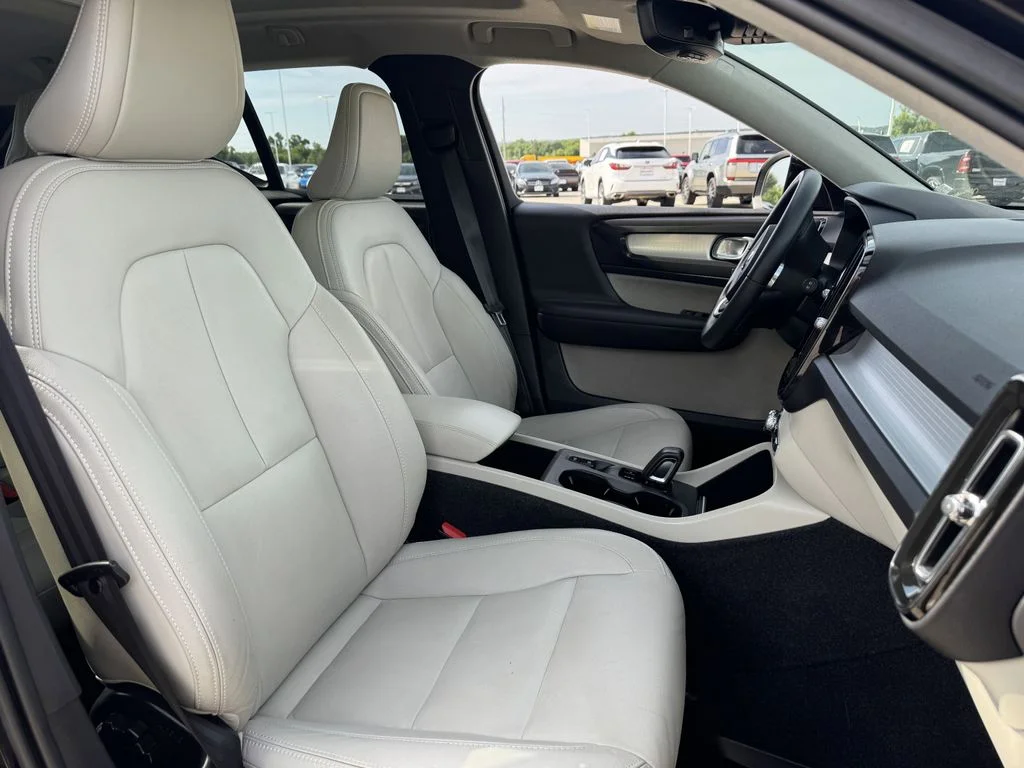 Used 2020 Black Volvo Momentum image 28