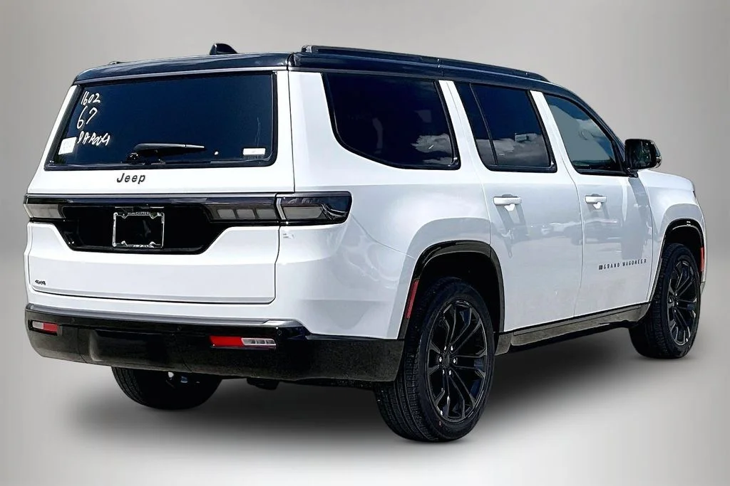New 2026 Bright White Clear-Coat Exterior Paint Jeep Summit Reserve image 21