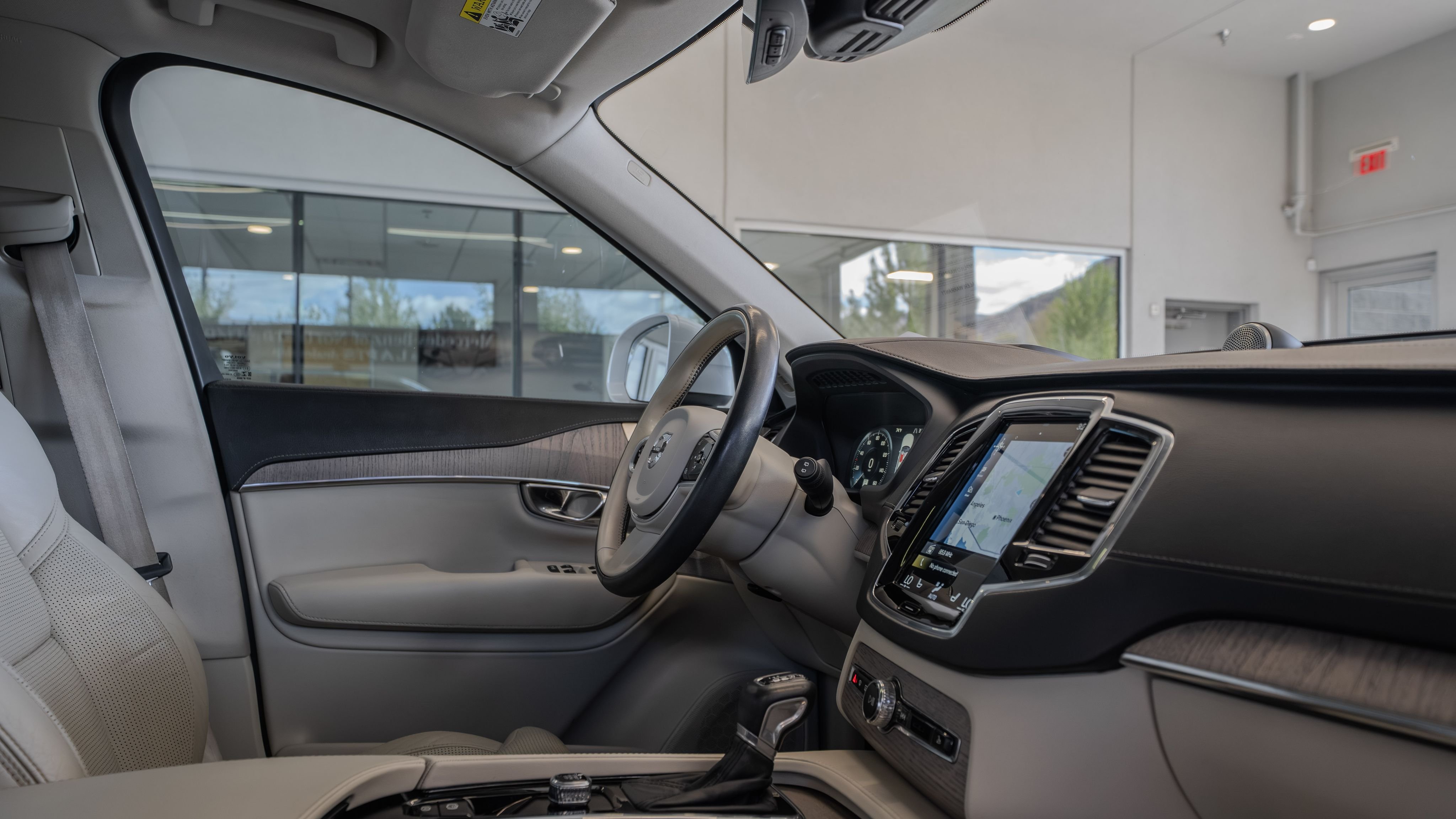 Used 2022 Crystal White Volvo T6 Inscription image 18